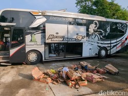Detik-detik Bus Haryanto Terguling di Tol Batang Tewaskan 3 Orang Detik-detik Bus Haryanto Terguling di Tol Batang Tewaskan 3 Orang