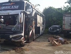Penampakan Bus Terguling di Tol Batang yang Bikin 3 Orang Tewas-20 Luka Penampakan Bus Terguling di Tol Batang yang Bikin 3 Orang Tewas-20 Luka