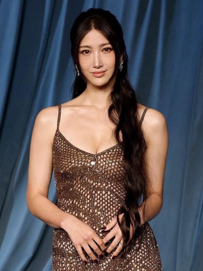 EJAE belum lama ini resmi melangsungkan debut sebagai penyanyi solo dengan merilis single pertama yang berjudul ‘In Another World'.