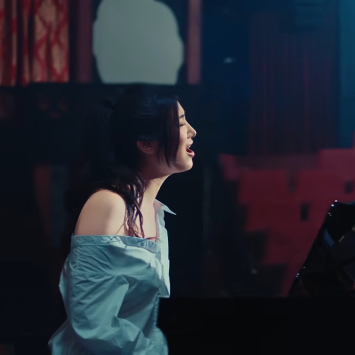 Kim Eun Jae atau akrab dipanggil EJAE mengejutkan publik dengan perilisan single ‘In Another World’ di seluruh platform musik digital yang menandai debutnya sebagai solois.