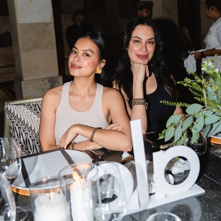 <p>Bintang film Netflix <em>Abadi nan Jaya</em>, Eva Celia, merupakan anak pertama dari aktris Sophia Latjuba. Eva sering membagikan momen kebersamaannya dengan sang Bunda di media sosial. Ibu dan anak ini memang dikenal sebagai keluarga<em> public figure</em> yang selalu kompak. (Foto: @evacelia/ @sophia_latjuba88)</p>