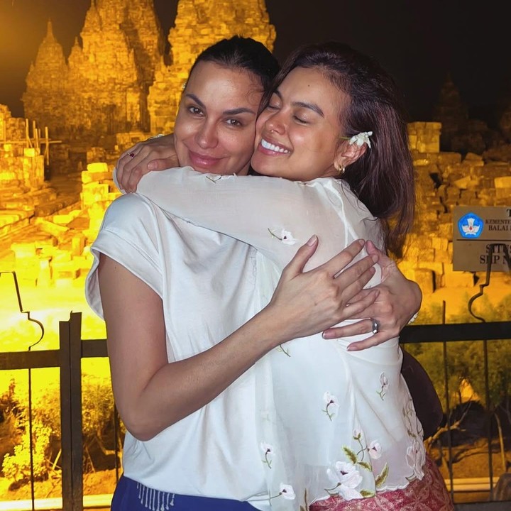 <p>Eva Celia kini tumbuh menjadi perempuan cantik dan berbakat. Tak sedikit netizen menyandingkan kecantikan Eva dengan sang Bunda yang sering menjadi ikon awet muda. "Duo cantik," tulis @tr*** di kolom komentar unggahan Eva dan ibundanya. "<em>Like mother like Daughter</em>... buah jatuh tak jauh dari pohonnya," ungkap @vi***.</p>