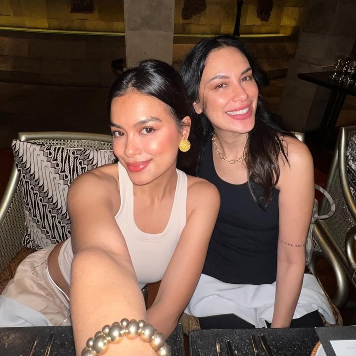 <p>Di tengah kesibukan, Sophia Latjuba dan Eva sering menghabiskan waktu bersama. Selain berlibur bareng, ibu dan anak ini kerap menghadiri event bersama. Beberapa waktu lalu, Eva dan ibundanya terlihat hadir di event <em>brand</em> olahraga. Perlu diketahui, Eva dan Sophia Latjuba sama-sama suka melakukan aktivitas fisik untuk menjaga kondisi tubuh mereka.</p>