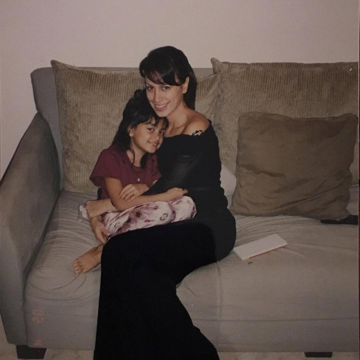 <p>Eva dan sang Bunda sering mem-posting foto bersama di hari spesial. Pada perayaan ulang tahun EVa ke-33 pada 21 September lalu, Sophia mengungggah foto putrinya di Instagram dan menuliskan pesan manis. "Untuk gadis Virgo-ku. Semoga jalanmu selalu seterang jiwamu. Semoga tahun ini penuh kekuatan yang tenang, keajaiban yang tenang, dan semua kebahagiaan kecil yang pantas kamu dapatkan. Selamat ulang tahun, Ebrang-ku, <em>to the moon and back</em>," tulis Sophia Latjuba.</p>