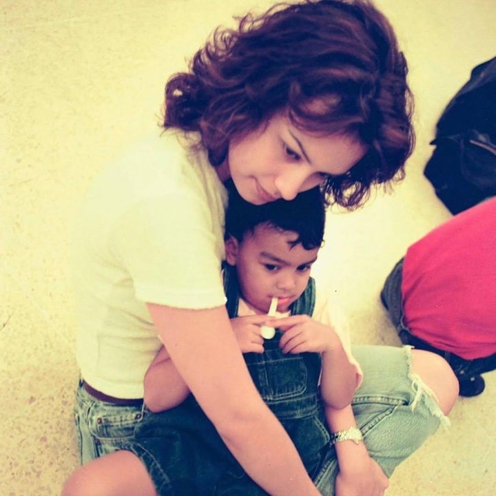 <p>Eva kecil memang banyak menghabiskan waktu dengan sang Bunda. Setelah Sophia Latjuba bercerai dengan ayah Eva, Indra Lesmana, Eva Celia diketahui tinggal dengan sang Bunda. Meski telah bercerai, Sophia Latjuba dan Indra Lesmana tetap menjalin hubungan baik dan melakukan <em>co-parenting</em> sejak Eva masih kecil.</p>