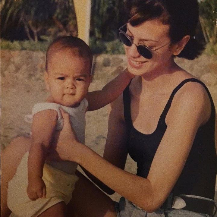 <p>Salah satu potret yang pernah dibagikan Eva adalah kebersamannya sejak kecil dengan ibunda tercinta. Eva pernah mengunggah potret masa kecilnya bersama Sophia Latjuba di hari ibu. "<em>Happy mother&rsquo;s day Mama &amp; Ibu. Forever my rock</em>," tulisnya dalam unggahan ini.</p>
