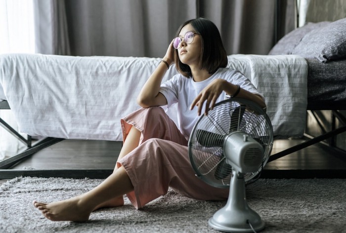 Gunakan kipas angin portabel di jendela saat malam hari agar udara dingin masuk ke dalam rumah. Saat siang hari, arahkan kipas angin untuk meniup udara panas dari dalam rumah ke luar./ Foto: Freepik.com/jcomp