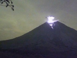 Gunung Semeru Luncurkan Guguran Lava Pijar Sejauh 2 Km Gunung Semeru Luncurkan Guguran Lava Pijar Sejauh 2 Km
