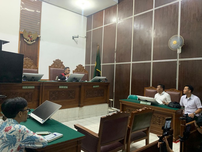 Hakim menolak permohonan praperadilan Direktur Eksekutif Lokataru, Delpedro Marhaen Rismansyah (Mulia/detikcom)