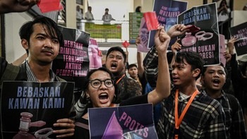 FOTO: Dukungan untuk Delpedro dkk Saat Hadapi Putusan Praperadilan