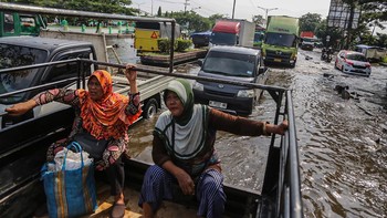 FOTO: Hampir Seminggu, Banjir Masih Rendam Jalur Pantura Semarang