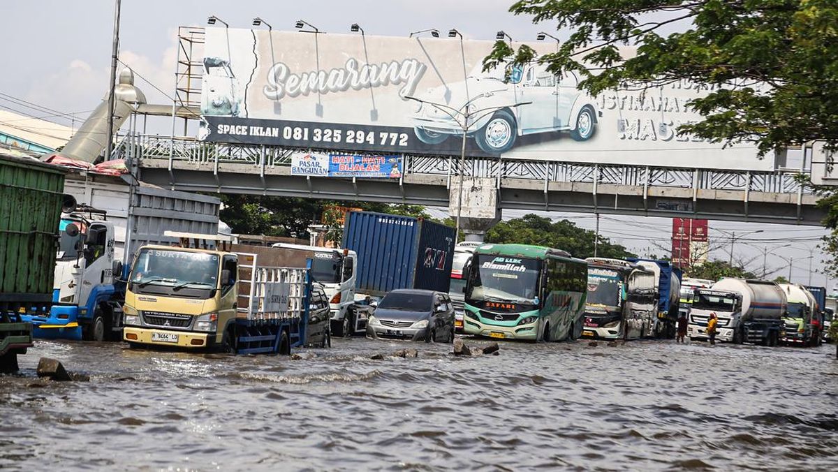 Jalan Raya Kaligawe Semarang Masih Banjir, Ketinggian Air Capai 60 Cm