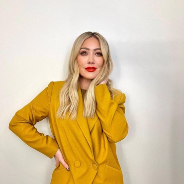 Tak Kuasa Hilary Duff Tahan Tangis Usai Tumpahkan Kopi ke Tas Branded