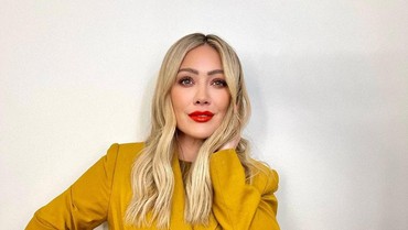 img-title Tak Kuasa Hilary Duff Tahan Tangis Usai Tumpahkan Kopi ke Tas Branded
