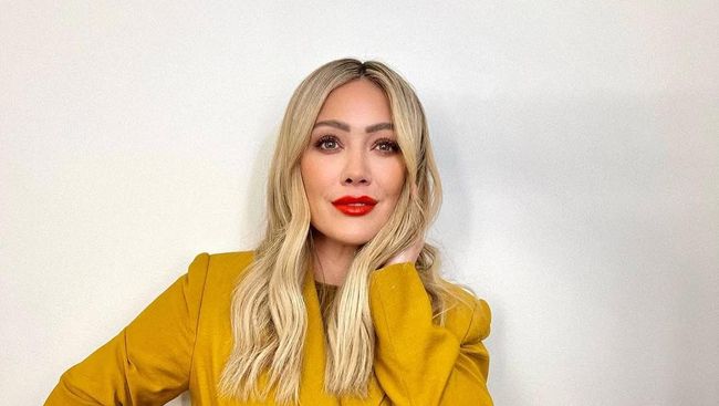Hilary Duff Menangis Sehabis Kopi Tumpah di Tas Mewahnya Hilary Duff Menangis Sehabis Kopi Tumpah di Tas Mewahnya