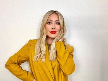 img-title Tak Kuasa Hilary Duff Tahan Tangis Usai Tumpahkan Kopi ke Tas Branded
