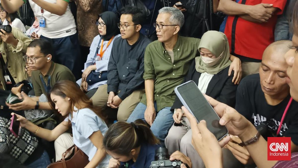 Ibu Delpedro Histeris Usai Praperadilan: Ku Tuntut Kalian di Akhirat!