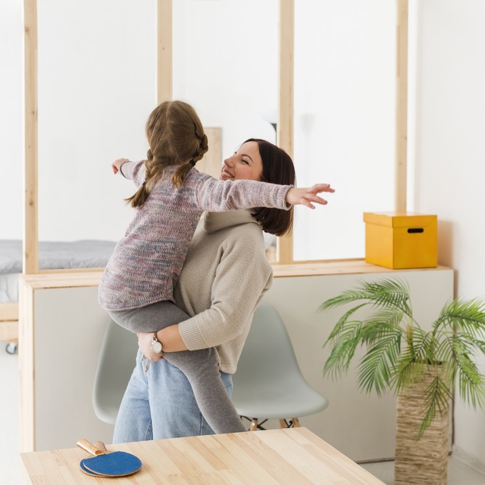 Kebiasaan sehari-hari orang tua dalam pengasuhan anak berperan penting dalam masa depannya. Ini 3 kebiasaan orang tua yang membentuk anak sukses dan percaya diri.