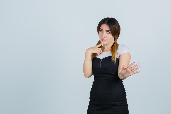 Kalimat “Saya Bisa Melakukan Itu Jika Saya Mau” adalah kalimat klasik yang diucap orang iri. Mereka meremehkan keberhasilanmu dan menyiratkan bahwa itu bukanlah masalah besar, siapa pun bisa mencapainya jika mereka mau.