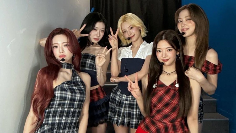 ITZY merupakan salah satu grup K-Pop perempuan generasi empat yang debut di bawah naungan agensi JYP Entertainment.