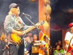 Iwan Fals Getarkan Panggung Irau Malinau, Kenalkan 2 Lagu Baru Iwan Fals Getarkan Panggung Irau Malinau, Kenalkan 2 Lagu Baru