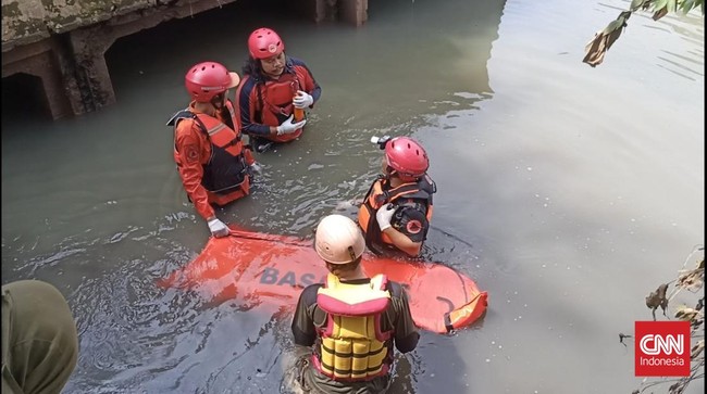 Tiga Jasad Bocah Hanyut Ditemukan di Tangsel dan Pandeglang Personel BPBD Tangsel menemukan Arfan (9) dalam kondisi meninggal dunia setelah hanyut di selokan. Dua anak lainnya juga ditemukan tewas di Sungai Ciliman.
