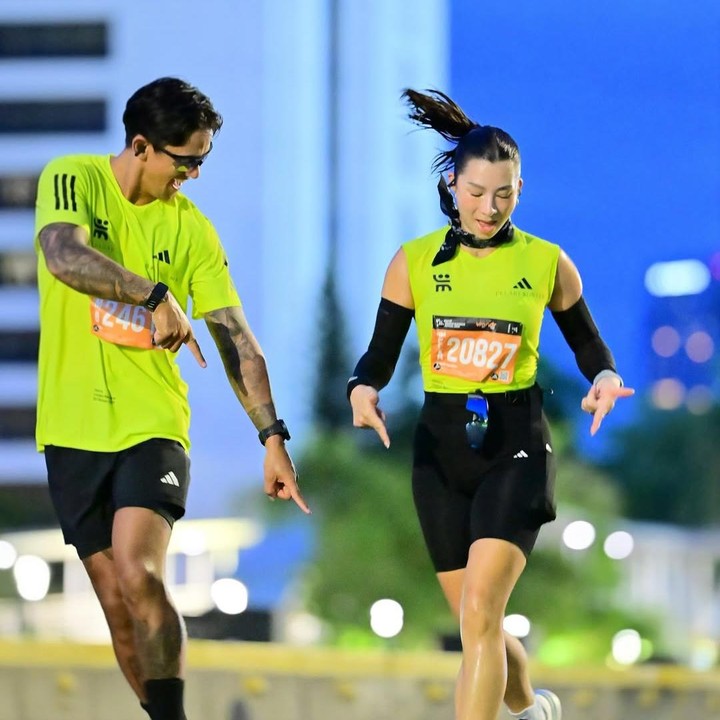 <p>Bunda empat anak ini ternyata juga mendapat dukungan yang luar biasa dari keluarga, terutama sang suami, Irfan Bachdim, yang hadir sebagai <em>personal pacer.</em> "Terima kasih sebesar-besarnya untuk Cintaku @<em>ibachdim</em> yang berlari bersamaku sebagai <em>pacer</em> pribadiku, mendampingiku dari awal hingga akhir, dan mendorongku untuk meraih PB-ku. Terima kasih Cintaku!! AKU CINTA KAMU," tuturnya.&nbsp;(Foto: Instagram@jenniferbachdim)</p>