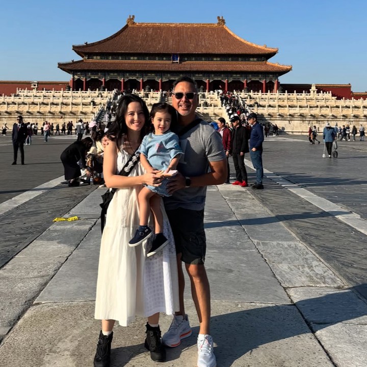 <p>Hal itu diketahui langsung dari beberapa momen yang dibagikan oleh Julie di akun Instagram pribadinya. &ldquo;Hello 🇨🇳 (bendera China),&rdquo; tulis Julie, dikutip dari laman Instagram <em>@julstelle,</em> Kamis (30/10/2025).&nbsp;(Foto: Instagram @julstelle)</p>