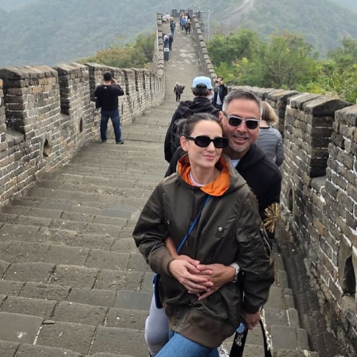 <p>Namun, tampaknya Julie dan keluarga kecilnya itu tak ingin melewatkan keindahan setiap sudut kota tersebut. Ia dan sang suami juga mengunjungi tempat populer, seperti Tembok China.&nbsp;(Foto: Instagram @julstelle)</p>