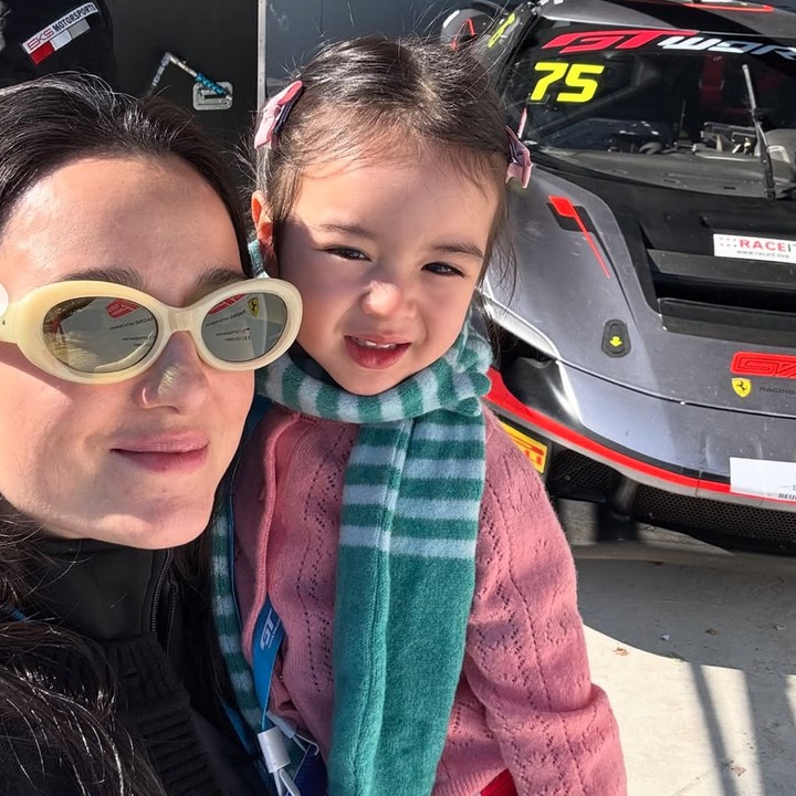 <p>Alih-alih berfokus pada pasangan ini, netizen justru dibuat salah fokus dengan paras cantik dan imut sang putri. &ldquo;Putri kecil mu Julie sangat imut,&rdquo; tulis akun <em>@lukas.w****. </em>&ldquo;Briel cantik sekali,&rdquo; tulis akun <em>@angeljane****.</em>&nbsp;&nbsp;(Foto: Instagram @julstelle)</p>