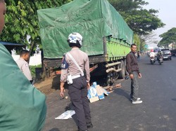 Pemotor Tewas Tabrak Truk Parkir di Gempol Pasuruan Pemotor Tewas Tabrak Truk Parkir di Gempol Pasuruan