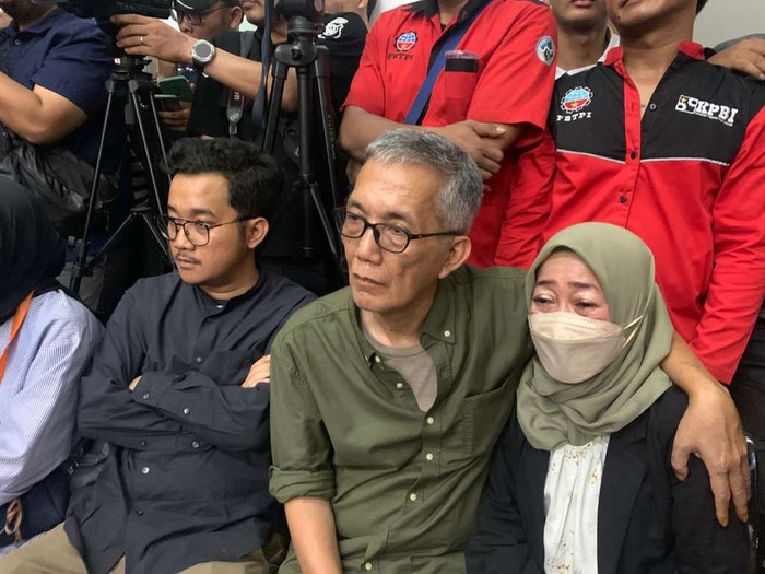 Keluarga Delpedro di ruang sidang PN Jaksel (Mulia/detikcom)