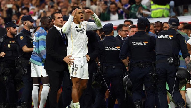 Bellingham Sindir Lamine Yamal 'Kebanyakan Omong' Jude Bellingham menyindir Lamine Yamal usai El Clasico, menyebutnya 'kebanyakan omong' setelah Real Madrid menang 2-1.