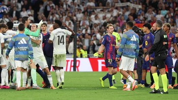 FOTO: Keributan Pecah di El Clasico Real Madrid vs Barcelona