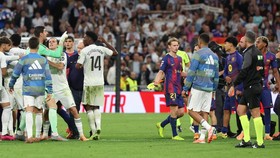 FOTO: Keributan Pecah di El Clasico Real Madrid vs Barcelona