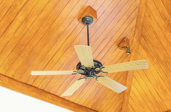 Kipas angin akan membantumu mengusir udara panas dari dalam rumah dan membuat ruangan jadi lebih sejuk. Kamu juga bisa mengubah putaran kipas angin berlawanan arah jarum jam agar aliran udara terasa seperti angin sepoi-sepoi./ Foto: Freepik.com/lifeforstock