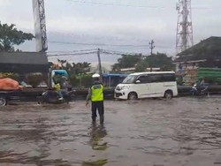 Banjir Pantura Semarang Berangsur Surut, Motor Mulai Melintas Banjir Pantura Semarang Berangsur Surut, Motor Mulai Melintas