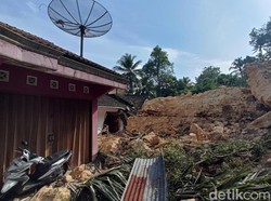 Detik-detik Tebing Batu Kapur Longsor Hantam 3 Rumah di Banyumas Detik-detik Tebing Batu Kapur Longsor Hantam 3 Rumah di Banyumas