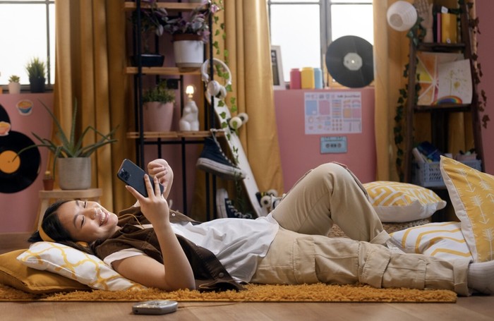 Udara yang panas akan mengisi ruangan di bagian atas. Oleh karena itu, kamu bisa menyiasatinya dengan beraktivitas di bagian bawah ruangan, seperti meletakkan kasur di atas lantai agar lebih dingin saat tidur./ Foto: Freepik.com