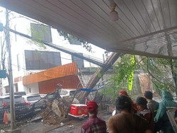 Tiang Listrik Roboh, Lalin Jalan Mawar Ciputat Ditutup Sementara Tiang Listrik Roboh, Lalin Jalan Mawar Ciputat Ditutup Sementara