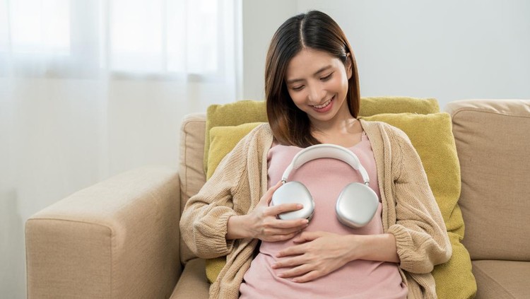 llustrasi Ibu Hamil Mendengarkan Musik llustrasi Ibu Hamil Mendengarkan Musik