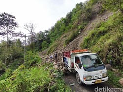 Jalan Pengasih-Girimulyo Kulon Progo Masih Tertutup Longsor, Warga Sambat Jalan Pengasih-Girimulyo Kulon Progo Masih Tertutup Longsor, Warga Sambat