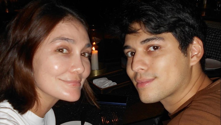 Luna Maya di Candi Borobudur