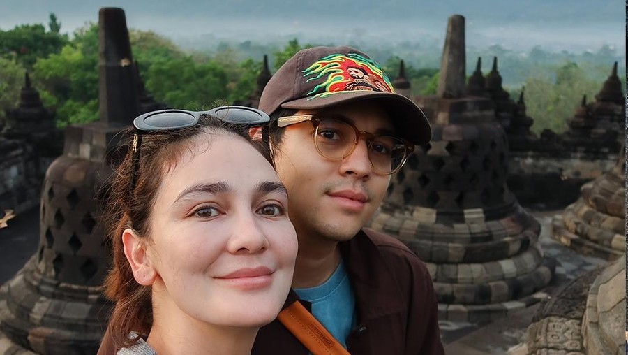 Luna Maya di Candi Borobudur