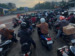 Macet Parah di Pondok Cabe Tangsel, Banyak Pemotor Pilih Putar Balik Macet Parah di Pondok Cabe Tangsel, Banyak Pemotor Pilih Putar Balik