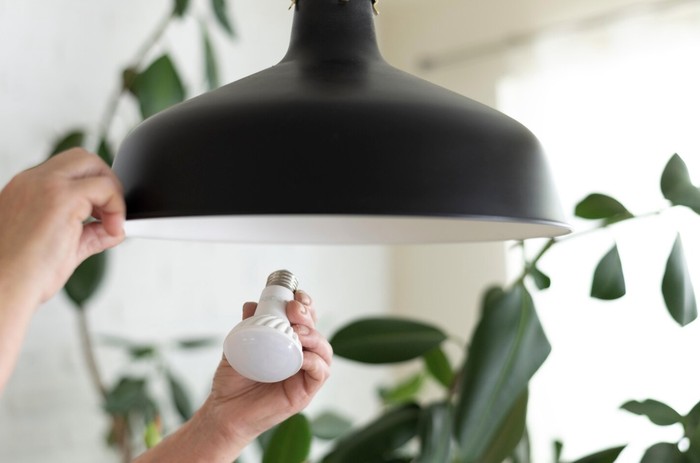 Lampu pijar bisa menghasilkan panas yang akan membuat ruangan tambah gerah. Oleh karena itu, penting untuk menggantinya dengan lampu LED serta mematikan lampu saat tidak dibutuhkan./ Foto: Freepik.com