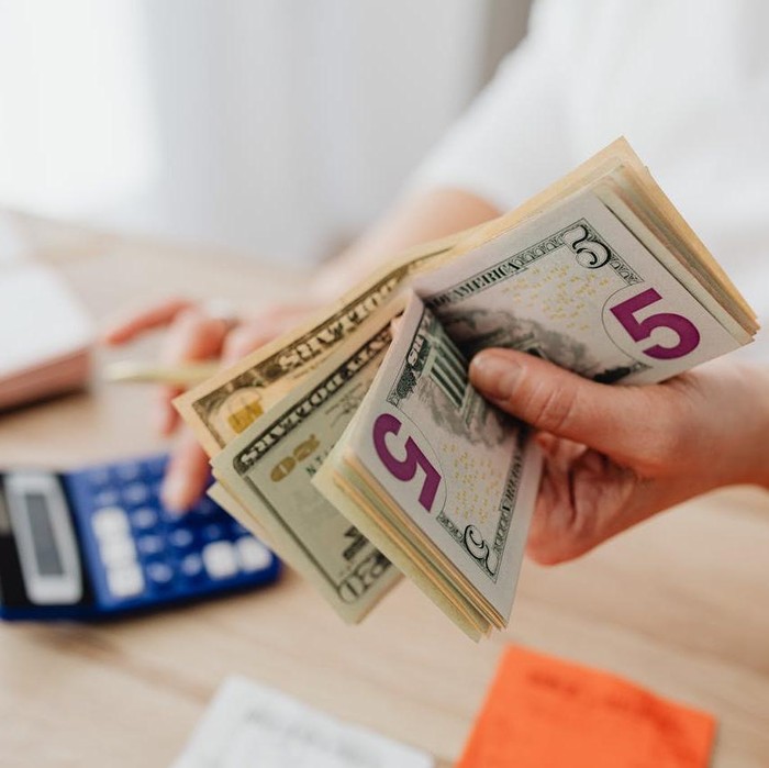 Hal pertama yang tidak pernah diungkapkan orang sukses kepada orang lain adalah jumlah uang yang telah dihasilkan atau kekayaan.