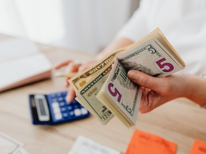 Menabung di rekening yang mudah diakses memang praktis, tetapi sering membuat uang cepat terpakai. Sebaiknya pisahkan rekening tabungan dengan rekening utama agar kamu tidak tergoda mengambilnya.