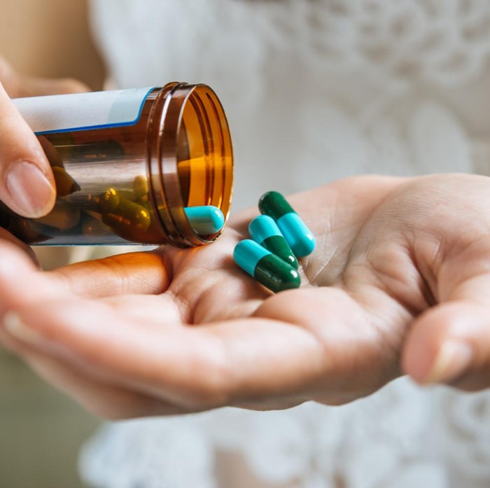 Idealnya, obat-obatan harus disimpan di tempat yang kering dan dingin. Selain itu, menyimpan obat-obatan di atas kulkas dapat membahayakan kualitasnya dan berpengaruh pada kesehatan jika dikonsumsi