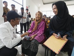 Tinjau Penyaluran Bansos di Bandung, Mensos Pastikan Bantuan Tepat Sasaran Tinjau Penyaluran Bansos di Bandung, Mensos Pastikan Bantuan Tepat Sasaran